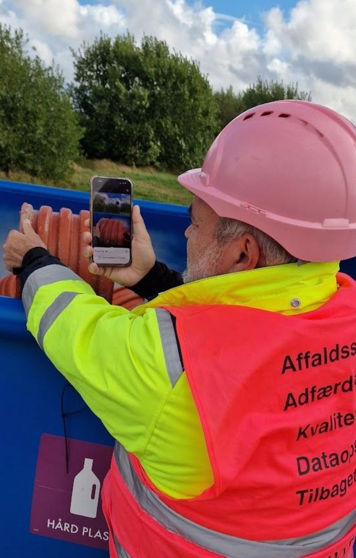 Ressourcekoordinator registrerer en aflevering med mobilen